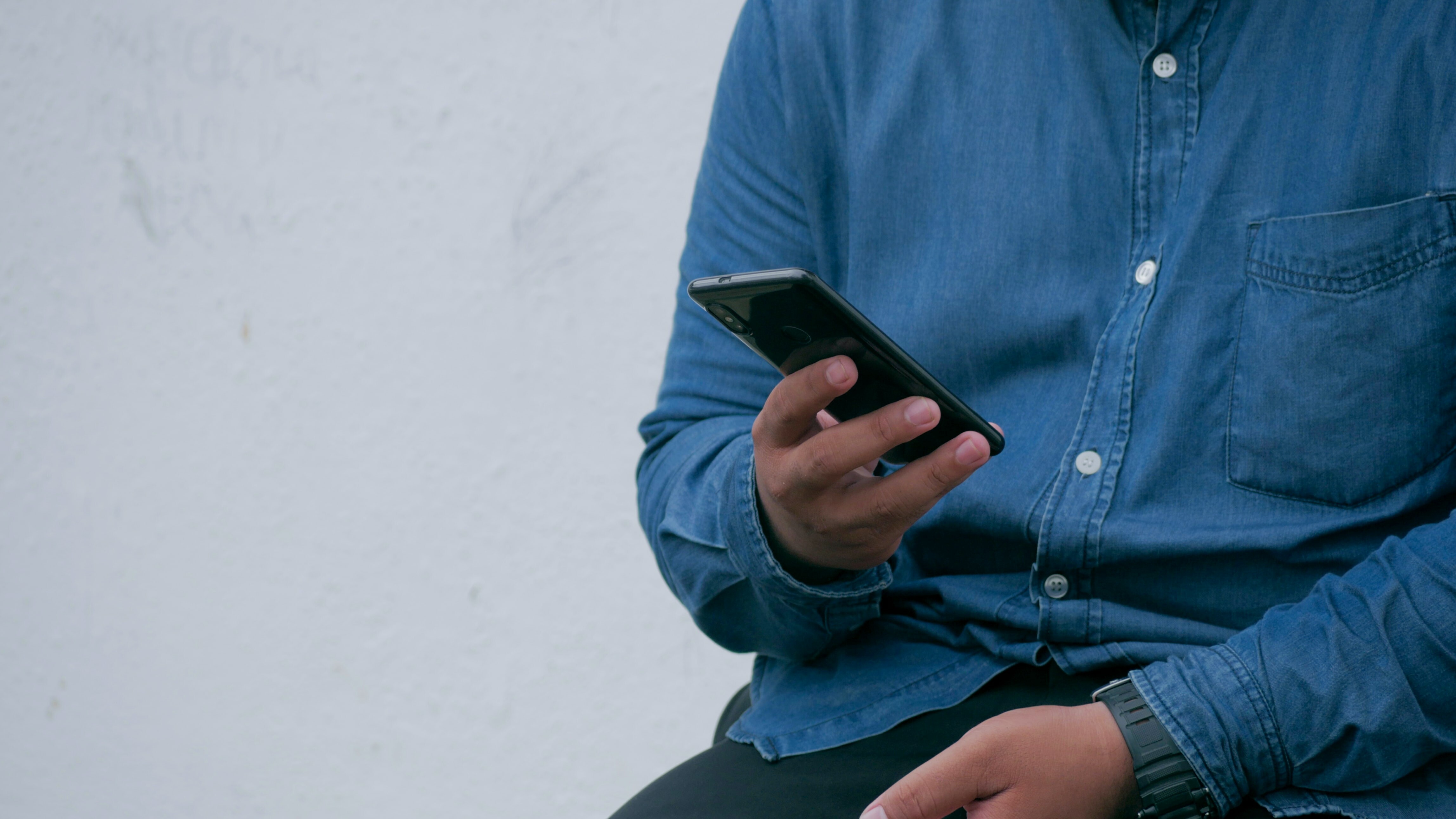 Ilustrasi seorang pria menggunakan gawai. (Foto: Utsman Media/Unsplash)